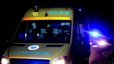 Περιπολικό της αστυνομίας και ασθενοφόρο του ΕΚΑΒ σε σημείο όπου σημειώθηκε τραγωδία στο Ρίο Αχαΐας