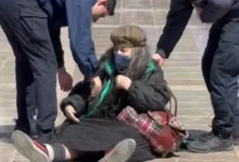 Αστυνομικοί απομακρύνουν την Ελένη Λουκά από τα σκαλιά της Μητρόπολης Αθηνών