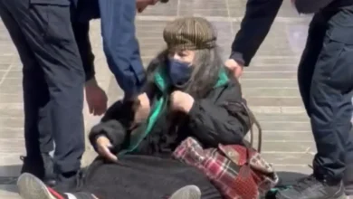 Αστυνομικοί απομακρύνουν την Ελένη Λουκά από τα σκαλιά της Μητρόπολης Αθηνών