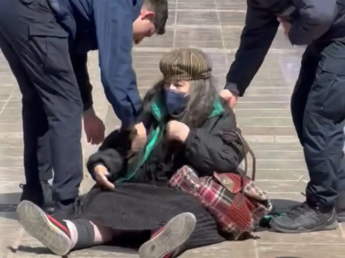 Αστυνομικοί απομακρύνουν την Ελένη Λουκά από τα σκαλιά της Μητρόπολης Αθηνών