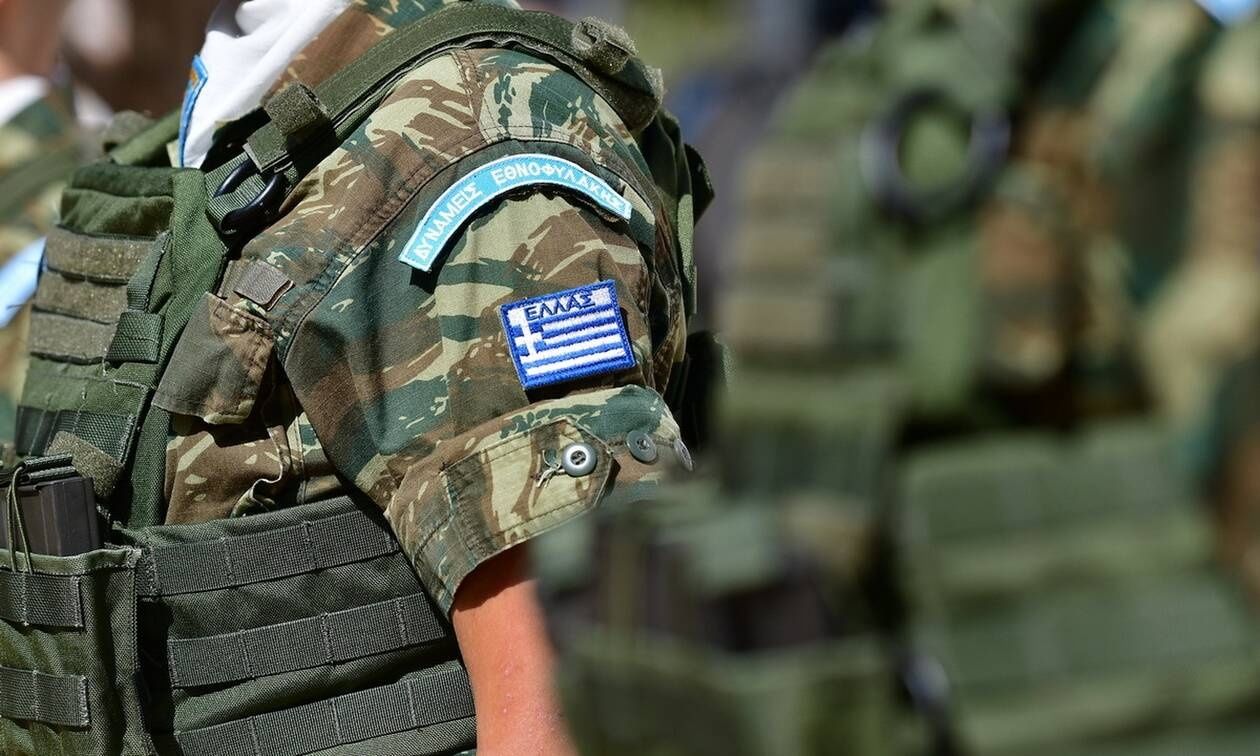 Έλληνες πολίτες συζητούν για το ενδεχόμενο επιστράτευσης και τον πόλεμο στη Μέση Ανατολή