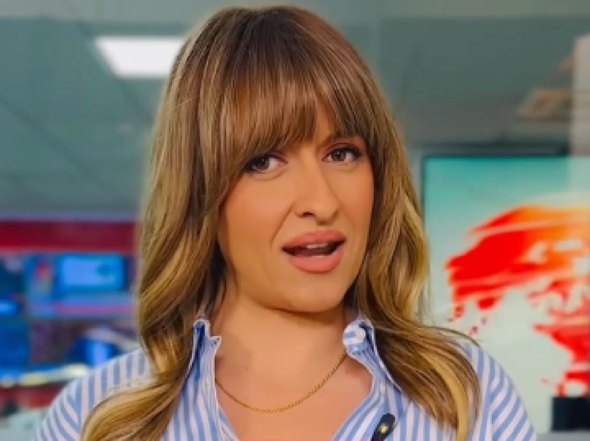 Η εντυπωσιακή δημοσιογράφος του Mega Γωγώ Καλύβα κατά τη διάρκεια ρεπορτάζ