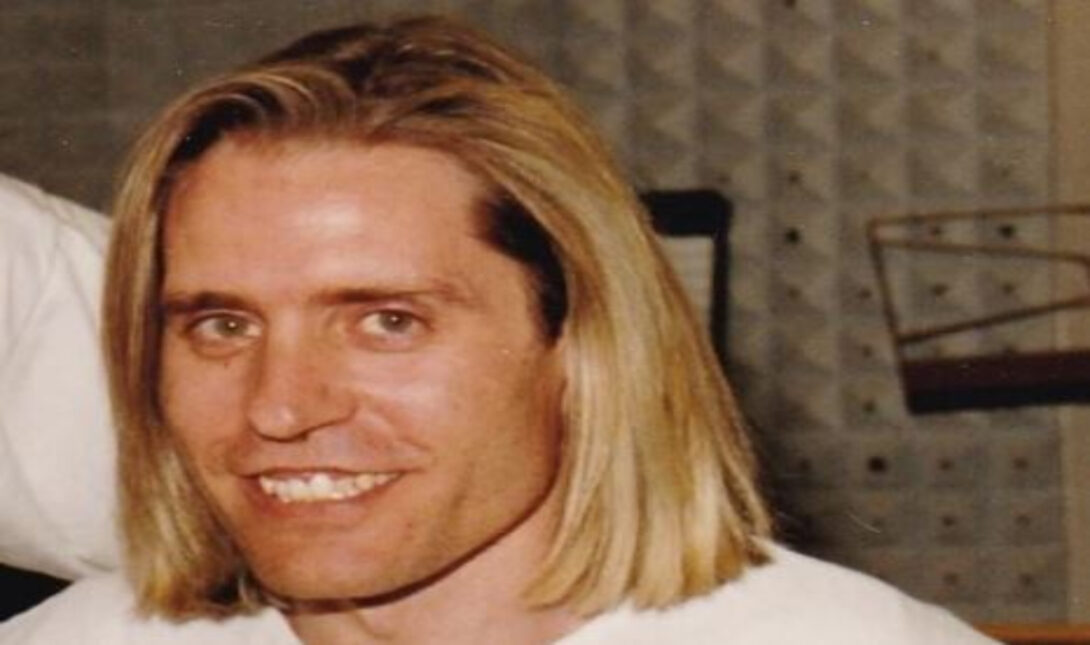 Ο μουσικός Γιάννης Ευσταθίου σε στιγμιότυπο από την καλλιτεχνική του πορεία με το συγκρότημα O.P.A.