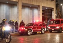 Αστυνομικές δυνάμεις και πυροτεχνουργοί του ΤΕΕΜ έξω από τη ΓΑΔΑ μετά τη σύλληψη του 48χρονου