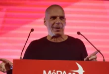 Νεαροί σε κλαμπ της Μόσχας χορεύουν υπό τους ήχους techno μουσικής