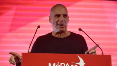 Νεαροί σε κλαμπ της Μόσχας χορεύουν υπό τους ήχους techno μουσικής