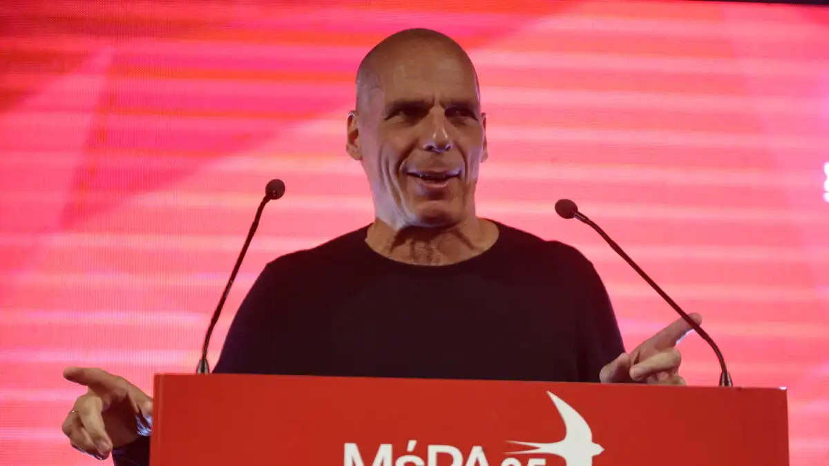 Νεαροί σε κλαμπ της Μόσχας χορεύουν υπό τους ήχους techno μουσικής