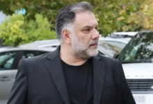 Ο παρουσιαστής Γρηγόρης Αρναούτογλου σε στιγμιότυπο που εκφράζει την ενόχλησή του για την οργάνωση της παρέλασης