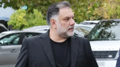 Ο παρουσιαστής Γρηγόρης Αρναούτογλου σε στιγμιότυπο που εκφράζει την ενόχλησή του για την οργάνωση της παρέλασης