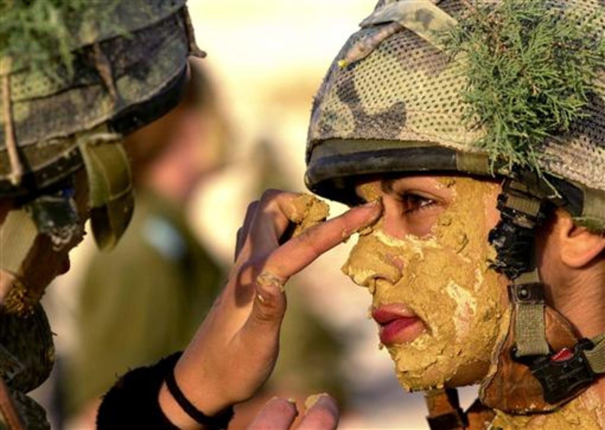 Γυναίκες εθελόντριες στον Ελληνικό Στρατό κατά τη διάρκεια της εκπαίδευσης