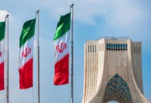 Ο Μοτζτάμπα Χαμενεΐ και το κτίριο της Συνέλευσης των Ειδικών στην Τεχεράνη