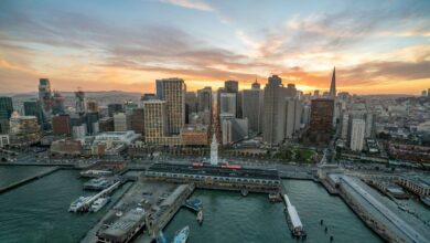 Πανοραμική θέα του κόλπου του Σαν Φρανσίσκο με σύννεφα, που απεικονίζει την περιοχή που κινδυνεύει από πλημμύρες σύμφωνα με τη NASA επειδή το έδαφος βυθίζεται.