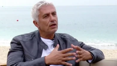 Ο Γιώργος Καλλιακμάνης σε επαγγελματική φωτογράφιση που σχολιάστηκε στο Mega