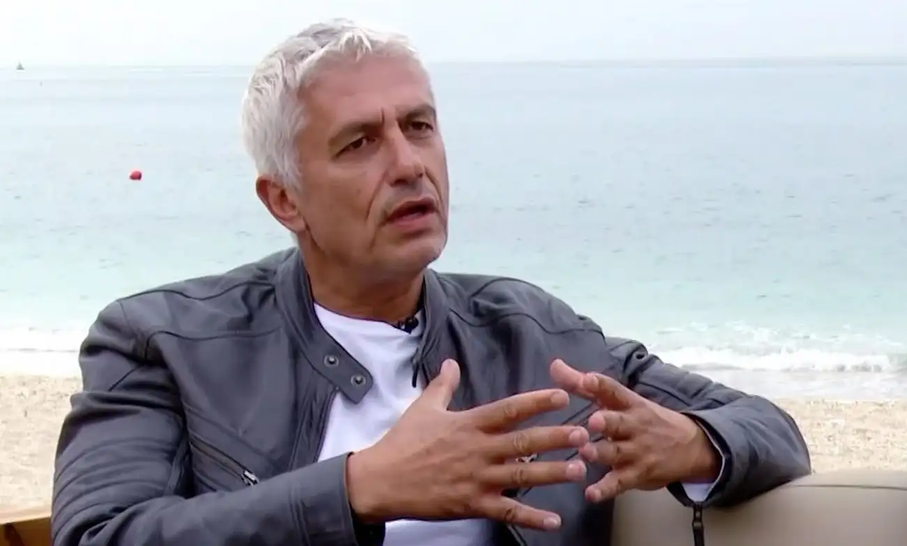 Ο Γιώργος Καλλιακμάνης σε επαγγελματική φωτογράφιση που σχολιάστηκε στο Mega