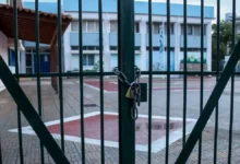 Σχολικό κτίριο με κλειστή πύλη υπό βροχή λόγω κακοκαιρίας