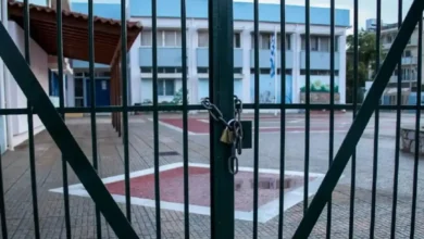 Σχολικό κτίριο με κλειστή πύλη υπό βροχή λόγω κακοκαιρίας