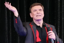 Ο Γιώργος Μαρίνος στη σκηνή κατά τη διάρκεια σόου στη Μέδουσα