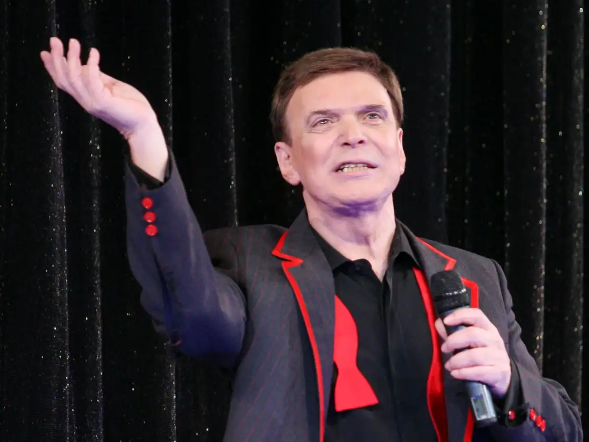 Ο Γιώργος Μαρίνος στη σκηνή κατά τη διάρκεια σόου στη Μέδουσα