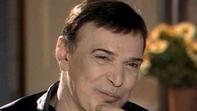 Ο Γιώργος Μαρίνος σε εμβληματική εμφάνιση στη σκηνή – Η είδηση για τον θάνατό του