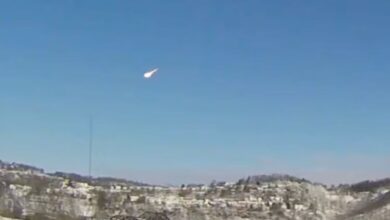 Φωτεινή μπάλα φωτός από μετεωρίτη στον ουρανό πάνω από το Κλίβελαντ