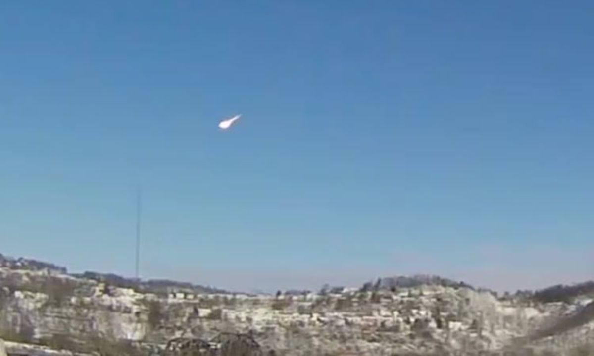 Φωτεινή μπάλα φωτός από μετεωρίτη στον ουρανό πάνω από το Κλίβελαντ