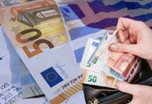 Αποδείξεις και λογαριασμοί με φόντο την ελληνική σημαία, συμβολίζοντας τη σκληρή φορολογία στην Ελλάδα