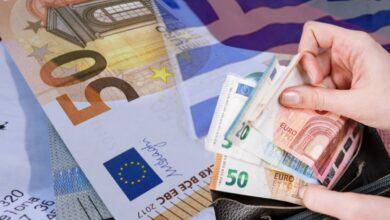 Αποδείξεις και λογαριασμοί με φόντο την ελληνική σημαία, συμβολίζοντας τη σκληρή φορολογία στην Ελλάδα