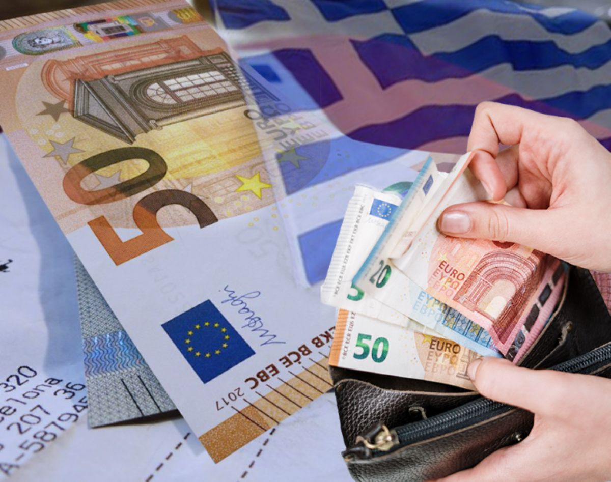 Αποδείξεις και λογαριασμοί με φόντο την ελληνική σημαία, συμβολίζοντας τη σκληρή φορολογία στην Ελλάδα