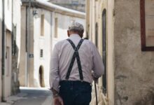 Έρημο δρομάκι σε χωριό της Ηπείρου που συμβολίζει τη δημογραφική κρίση στην Ήπειρο και την ερήμωση της υπαίθρου