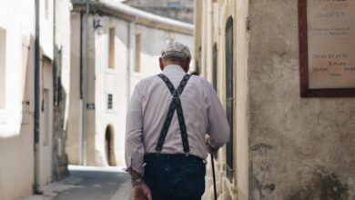 Έρημο δρομάκι σε χωριό της Ηπείρου που συμβολίζει τη δημογραφική κρίση στην Ήπειρο και την ερήμωση της υπαίθρου