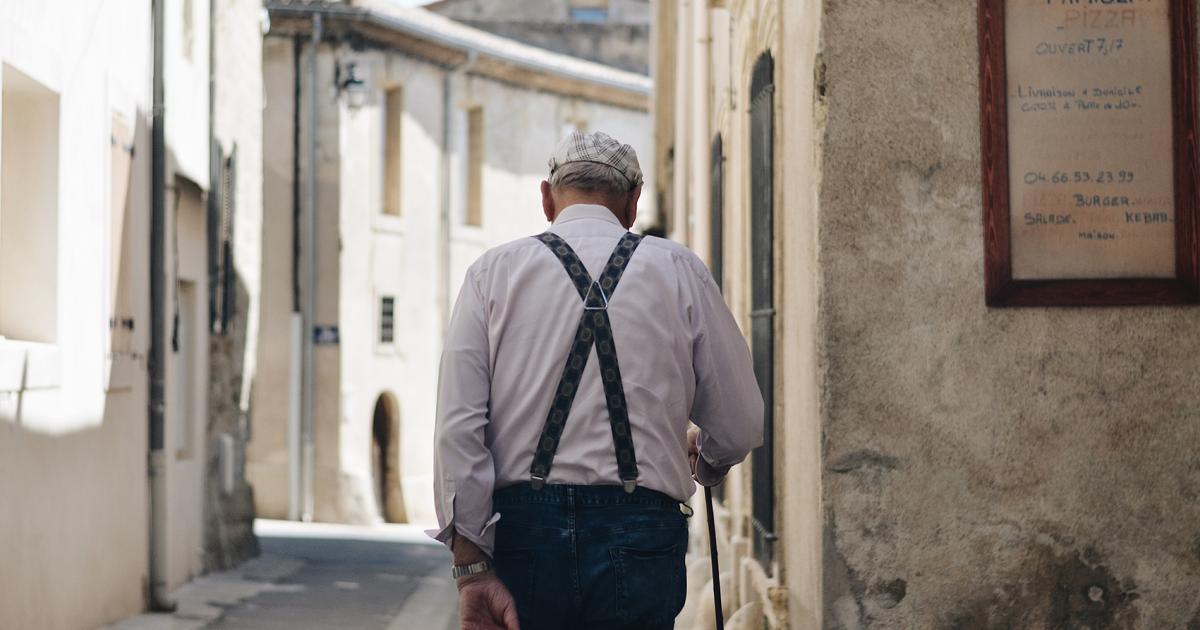 Έρημο δρομάκι σε χωριό της Ηπείρου που συμβολίζει τη δημογραφική κρίση στην Ήπειρο και την ερήμωση της υπαίθρου