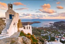 Σούβλισμα αρνιού την Κυριακή του Πάσχα με καθαρό ουρανό και ανοιξιάτικο καιρό