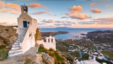 Σούβλισμα αρνιού την Κυριακή του Πάσχα με καθαρό ουρανό και ανοιξιάτικο καιρό