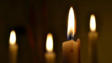Μαύρο φόντο με κερί για την οικογενειακή τραγωδία στον Βόλο όπου τρία παιδιά έχασαν τους γονείς τους