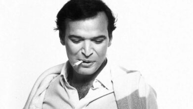 Ο καλλιτέχνης Γιώργος Μαρίνος σε μια εκφραστική στιγμή, σύμβολο μιας ολόκληρης εποχής