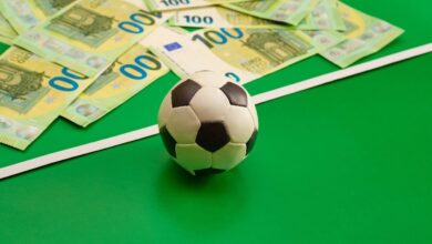 Σκηνή με δικαστικά έγγραφα, μια μπάλα ποδοσφαίρου και το σήμα της Αρχής Καταπολέμησης της Νομιμοποίησης Εσόδων από Εγκληματικές Δραστηριότητες