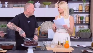 Η Φαίη Σκορδά στην εκπομπή της την ώρα που δέχεται πείραγμα για τον επικείμενο γάμο της.