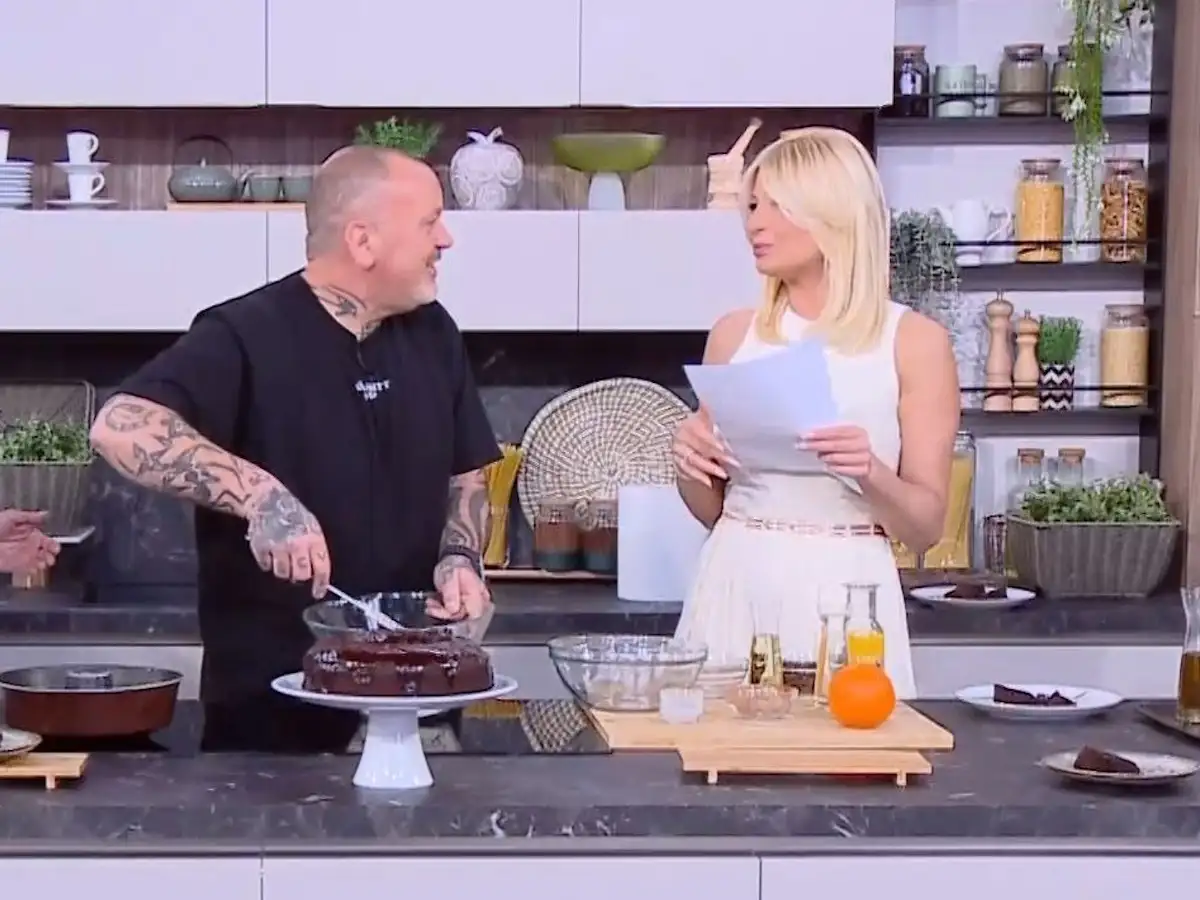 Η Φαίη Σκορδά στην εκπομπή της την ώρα που δέχεται πείραγμα για τον επικείμενο γάμο της.