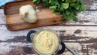 Μια μπολ με κρεμώδη gourmet σκορδαλιά γαρνιρισμένη με φρέσκο μαϊντανό για τον μπακαλιάρο