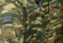 Πολίτης που διαβάζει email από το Υπουργείο Εθνικής Άμυνας για την εθελοντική εφεδρεία