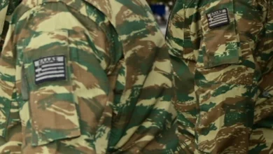 Πολίτης που διαβάζει email από το Υπουργείο Εθνικής Άμυνας για την εθελοντική εφεδρεία