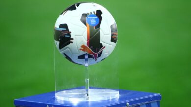 Πίνακας με τη βαθμολογία Super League που δείχνει την ισοβαθμία ΠΑΟΚ, Ολυμπιακού και ΑΕΚ στην πρώτη θέση