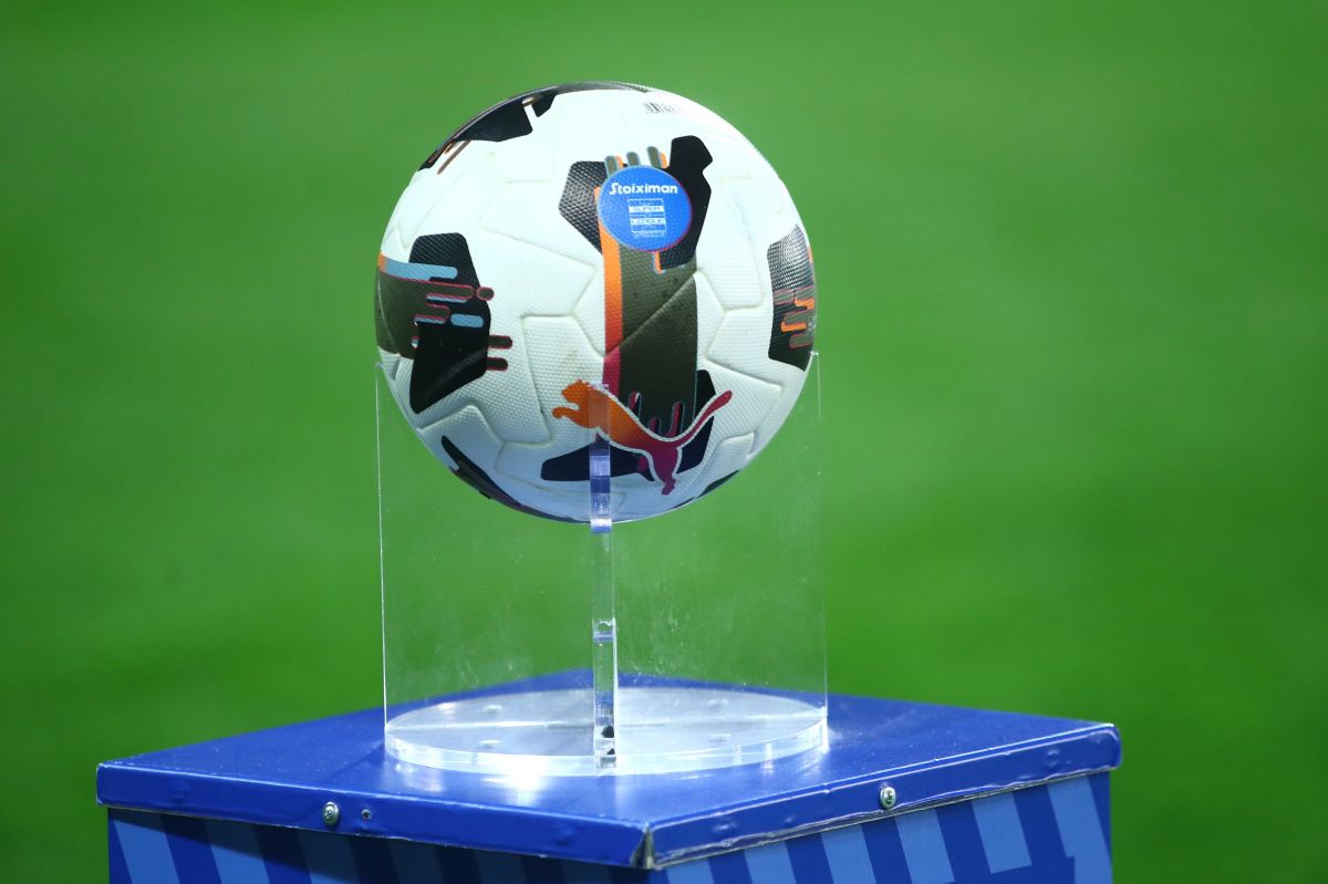 Πίνακας με τη βαθμολογία Super League που δείχνει την ισοβαθμία ΠΑΟΚ, Ολυμπιακού και ΑΕΚ στην πρώτη θέση