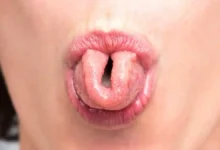 Κοντινό πλάνο ανθρώπου που διπλώνει τη γλώσσα του σε σχήμα U