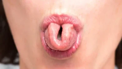 Κοντινό πλάνο ανθρώπου που διπλώνει τη γλώσσα του σε σχήμα U