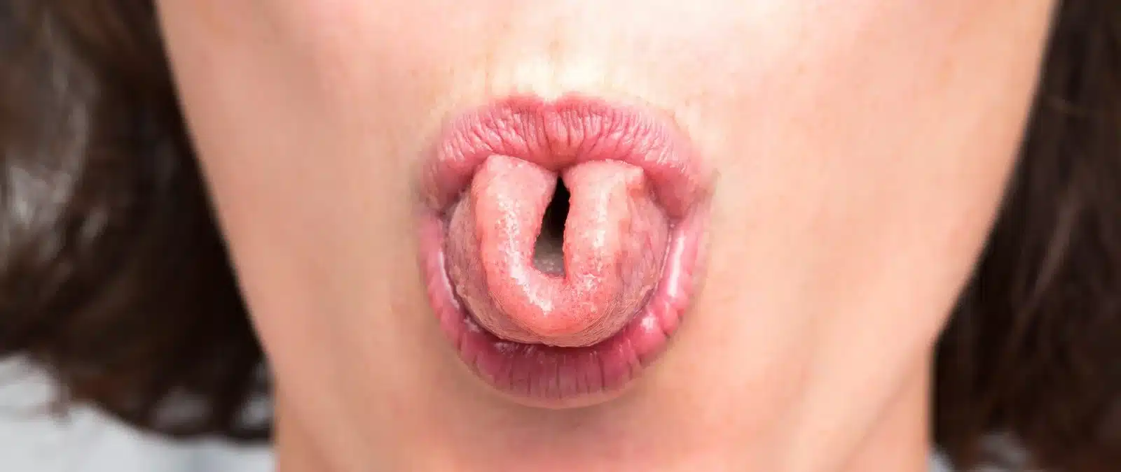 Κοντινό πλάνο ανθρώπου που διπλώνει τη γλώσσα του σε σχήμα U