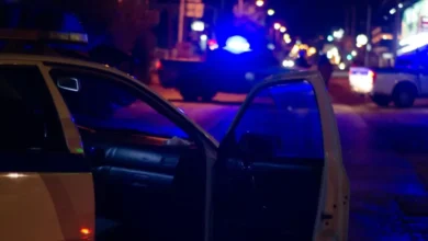 Σκηνή από το τροχαίο ατύχημα στα Εξάρχεια όπου αυτοκίνητο προσέκρουσε σε κατάστημα καφετέριας