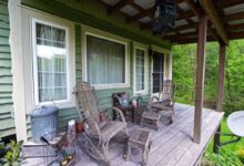 Το πολύχρωμο παραμυθένιο μικρό σπίτι 40 τετραγωνικών του Ron και της Sue στην κορυφή ενός λόφου