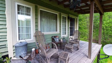 Το πολύχρωμο παραμυθένιο μικρό σπίτι 40 τετραγωνικών του Ron και της Sue στην κορυφή ενός λόφου