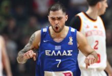 Ο Βασίλη Τολιόπουλος σουτάρει τρίποντο στον αγώνα Μαυροβούνιο – Ελλάδα για τα προκριματικά του Παγκοσμίου Κυπέλλου